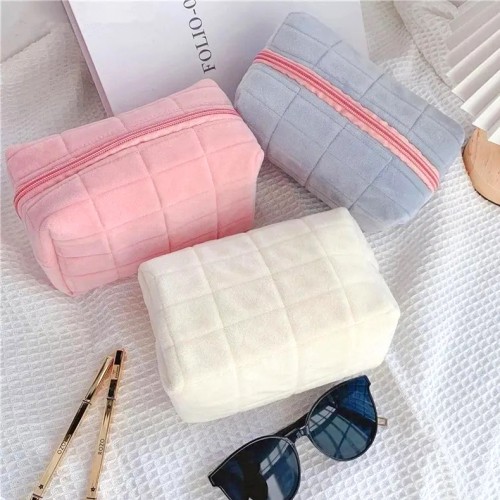 Косметичка плюшевая компактная 18*10*8 см.